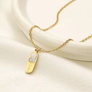 Elegant Gold and Pearl Necklace